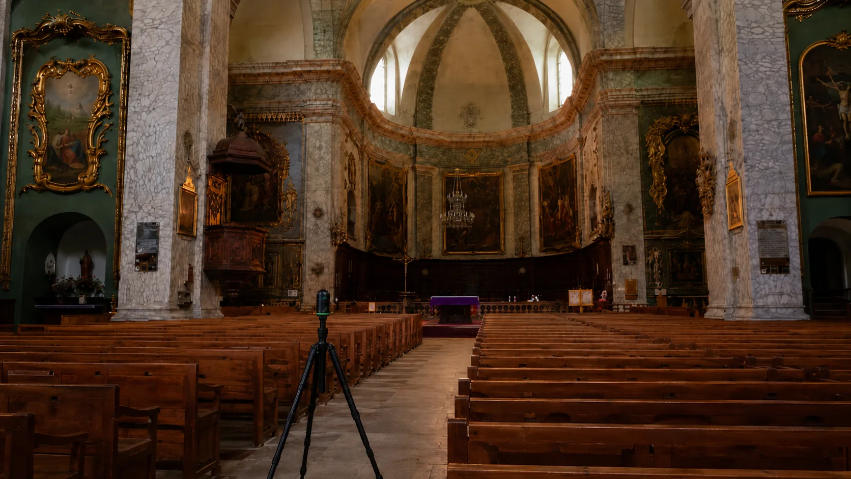 Scanner laser 3D Leica BLK360 installé dans une cathédrale